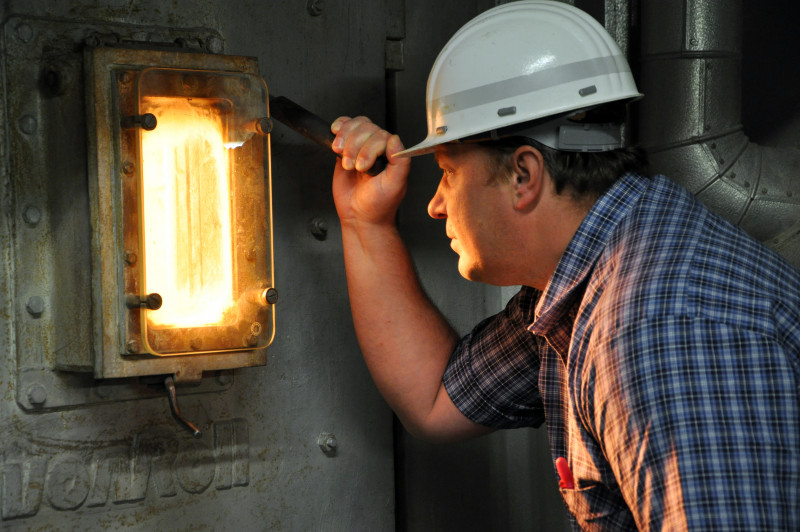 Employees of an incineration plant